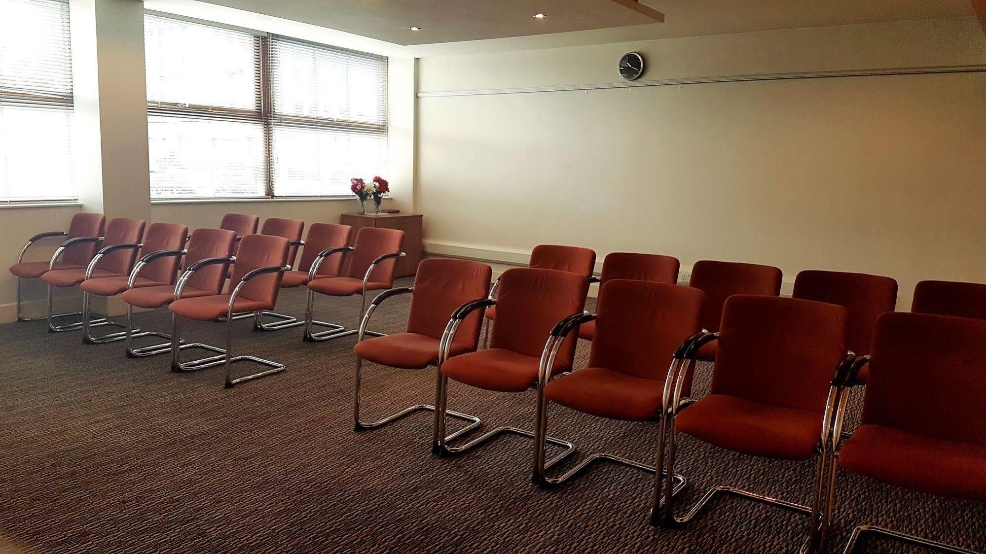 St Giles Heathrow - A St Giles 3* Feltham